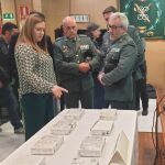 La delegada Virginia Barcones observa la droga incautada
