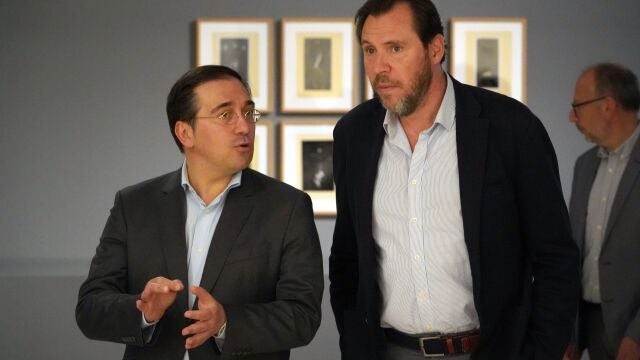 Puente conversa con el ministro Albares durante su visita al Museo Patio Herreriano de Valladolid