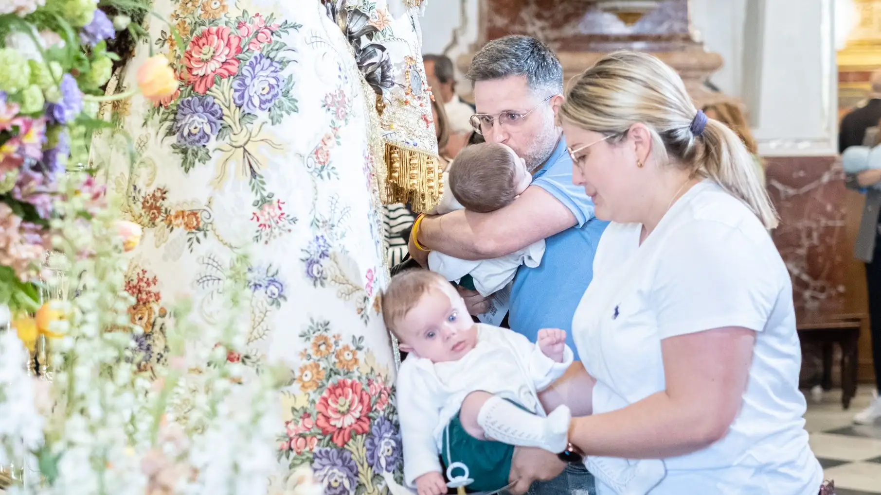 Muchos niños asistieron al besamanos con sus padres