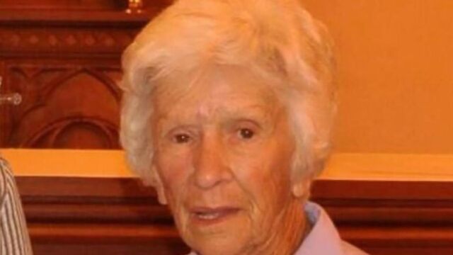  Clare Nowland, de 95 años, se encontraba muy alterada y había cogido un cuchillo de cocina