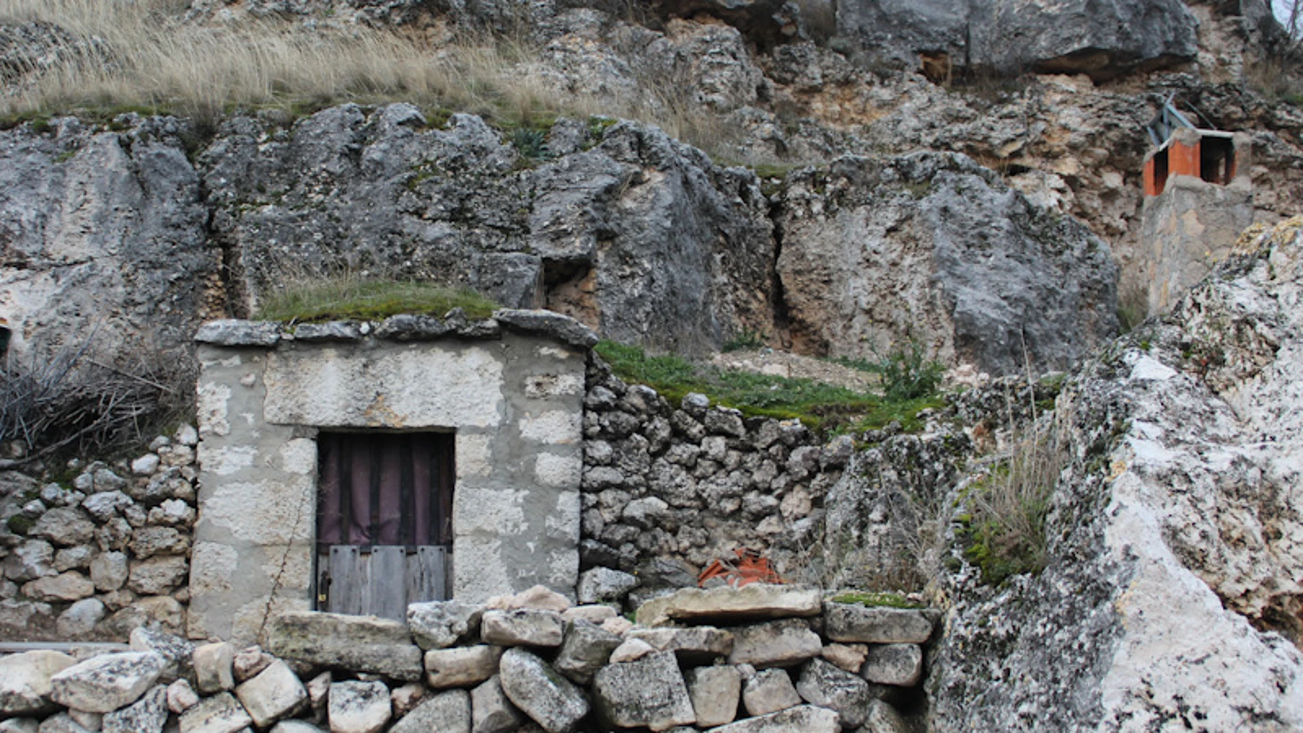 Imagen de la entrada a una de las cuevas hoy bodegas excavadas en la ladera de Cuevas de Provanco