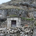 Imagen de la entrada a una de las cuevas hoy bodegas excavadas en la ladera de Cuevas de Provanco