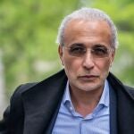  Tariq Ramadan llega al tribunal de Ginebra que dictó sentencia tras su juicio por la acusación de violación y coacción sexual