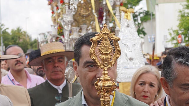 Juanma Moreno acompaña a la hermandad del Rocío de Sanlúcar y visita el puesto de mando avanzado de Bajo de Guía 