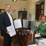 Gregorio Álvarez, presidente del Grupo Iberecológica, presenta la solitud de licencia en el ayuntamiento de Paredes de Nava para construir la planta