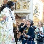 Miles de devotos acuden al Besamanos de la Virgen de los Desamparados