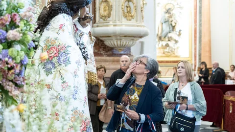 Miles de devotos acuden al Besamanos de la Virgen de los Desamparados