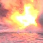 Un dron acuático de Ucrania queda envuelto en llamas tras recibir disparos mientras se dirigía a un buque de guerra ruso en el Mar Negro