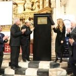 descubrimiento de una placa conmemorativa de la trayectoria que permanecerá expuesta en la Catedral alusiva a la Fundación.
