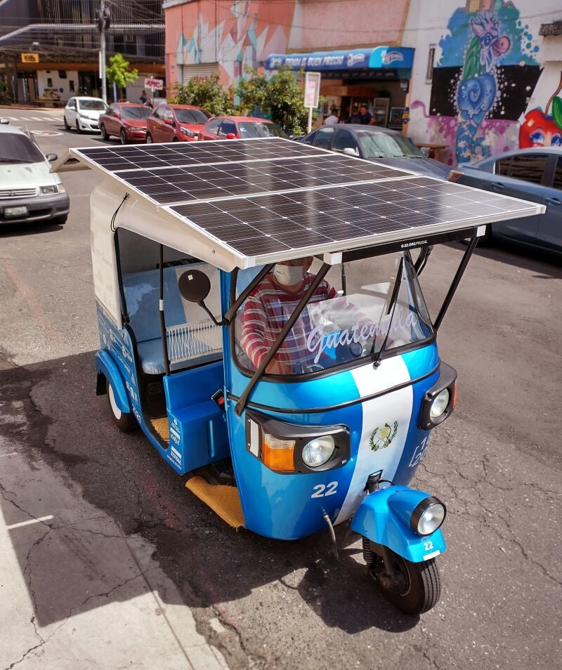 Tuk tuk solar proyecto de la Asociación Ambiental G22 de Guatemala