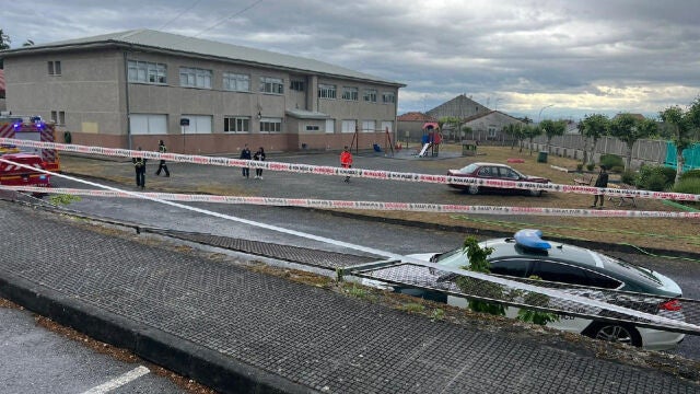 El coche acabó en el patio de un colegio en Ferreira de Pantón