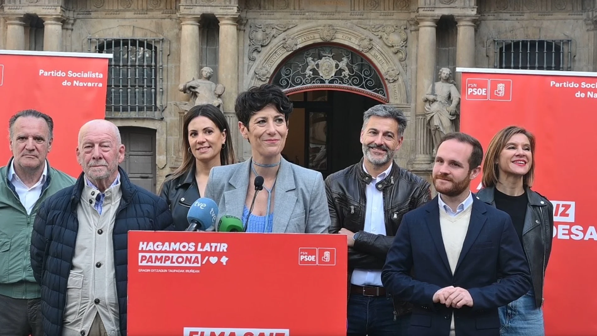 La candidata del PSN a la Alcaldía de Pamplona, Elma Saiz, con integrantes de su lista, entre ellos, el primer alcalde democrático de la ciudad, Julián Balduz. PSN 26/05/2023
