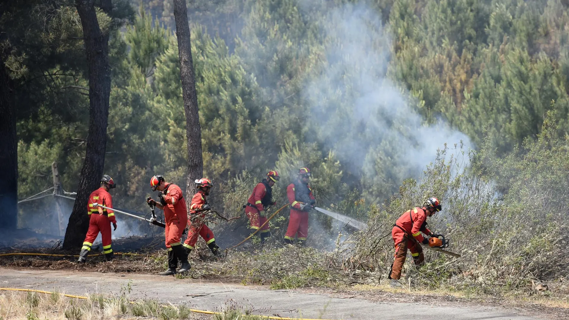Agentes de la UME trabajando en un incendio