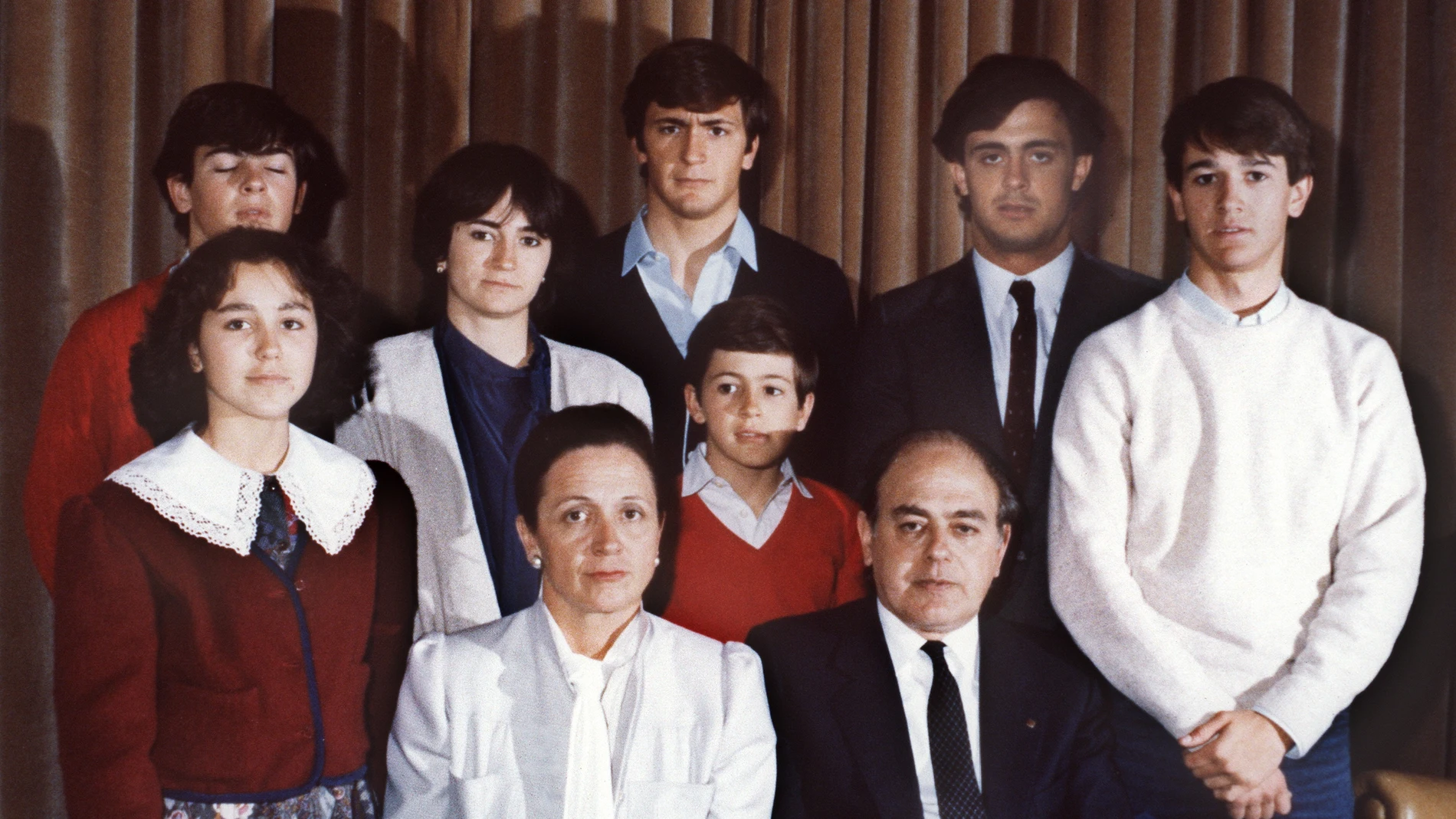 Barcelona, año 1986.- Jordi Pujol y su esposa, Marta Ferrusola posan con sus siete hijos: Mireia, a la dch. de su madre; Oriol, detrás; Marta; Josep, con camisa azul; Jordi; Pere y Oleguer.