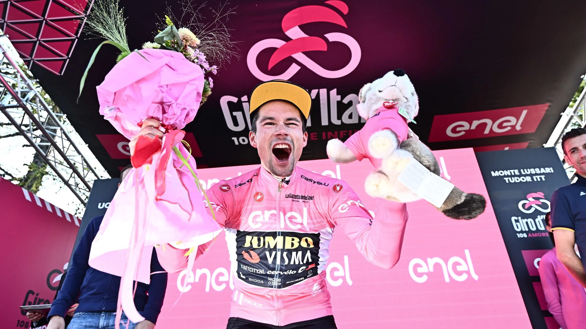 Monti Lussari (Italy), 27/05/2023.- Slovenian rider Primoz Roglic of team Jumbo Visma team wearing the overall leader's pink jersey celebrates on the podium after the 20th stage of the 2023 Giro d'Italia cycling race, an individual time trial (ITT) over 18,6 km from Tarvisio to Monte Lussari, Italy, 27 May 2023. (Ciclismo, Italia, Eslovenia) EFE/EPA/LUCA ZENNARO 