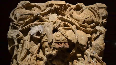 Capitel románico de la iglesia de Santa Cecilia de Aguilar de Campoo (Palencia), decoradoi con la efigie de un caballero completamente armado y dispuesto a alancear a un objetivo que no podemos ver