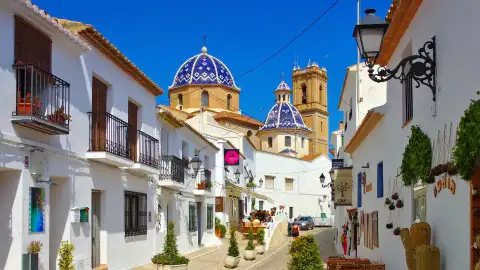 Sus calles empedradas y su ambiente mediterráneo hacen de este municipio un atractivo turístico en Alicante