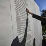 Los nombres de las víctimas del Yak-42, en el monumento en su honor en Madrid