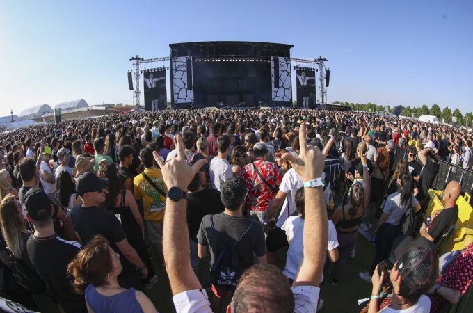 Cientos de personas asisten a uno de los conciertos del primer día del MadCool Festival 2022.