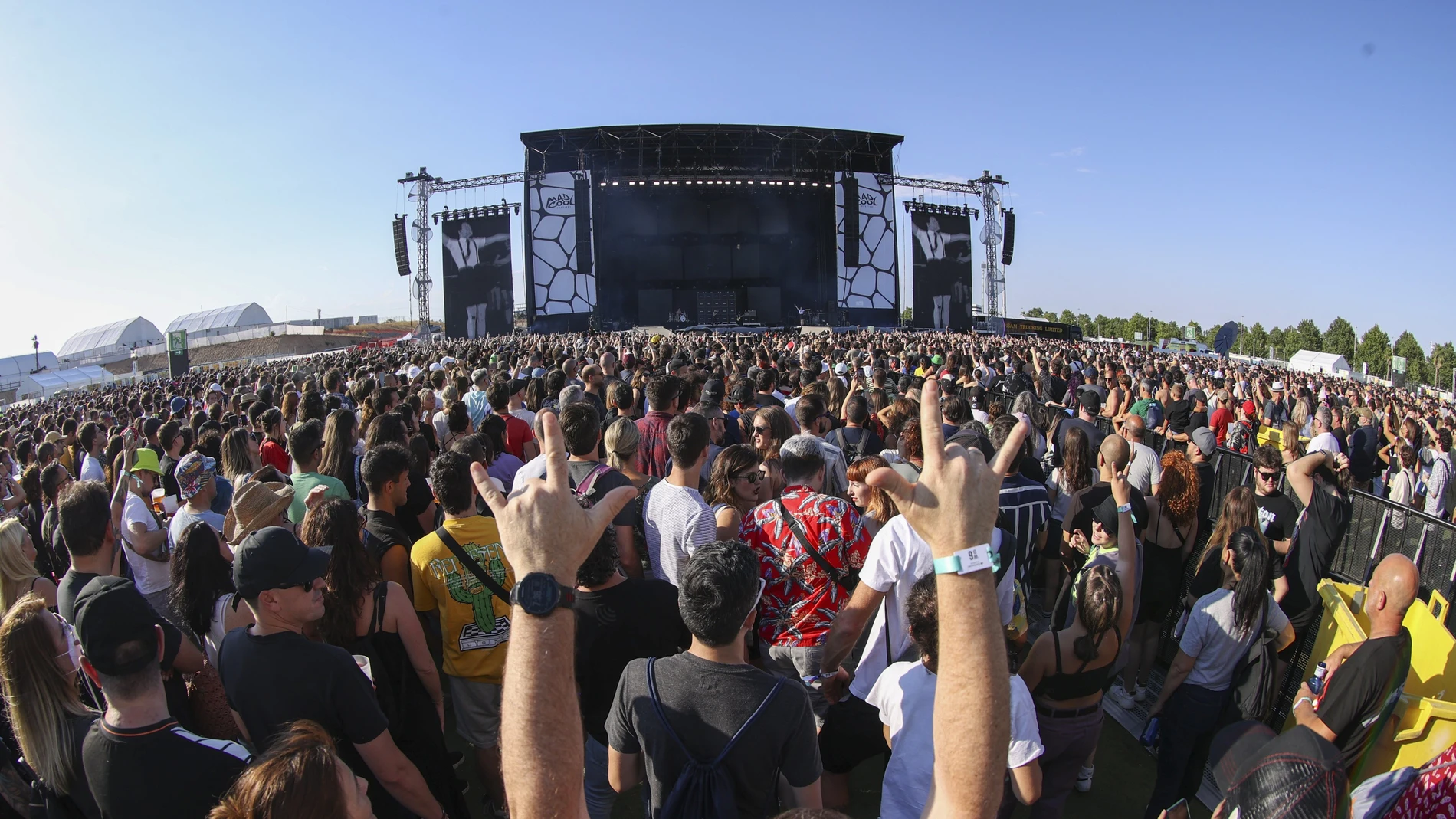Cientos de personas asisten a uno de los conciertos del primer día del MadCool Festival 2022.