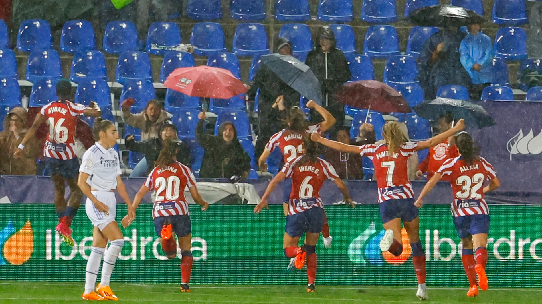 LEGANÉS (C.A. DE MADRID), 27/05/2023.- Las jugadoras del Atlético de Madrid celebran el gol de su equipo (anotado por Banini) durante el partido de la final de la Copa de la Reina disputado este sábado en el estadio de Butarque, en Leganés. EFE/JuanJo Martín 