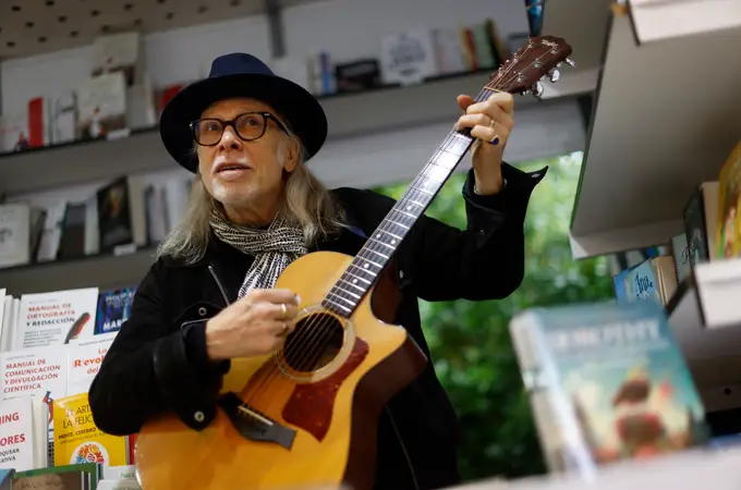 Elliott Murphy revoluciona la Feria del Libro con su guitarra