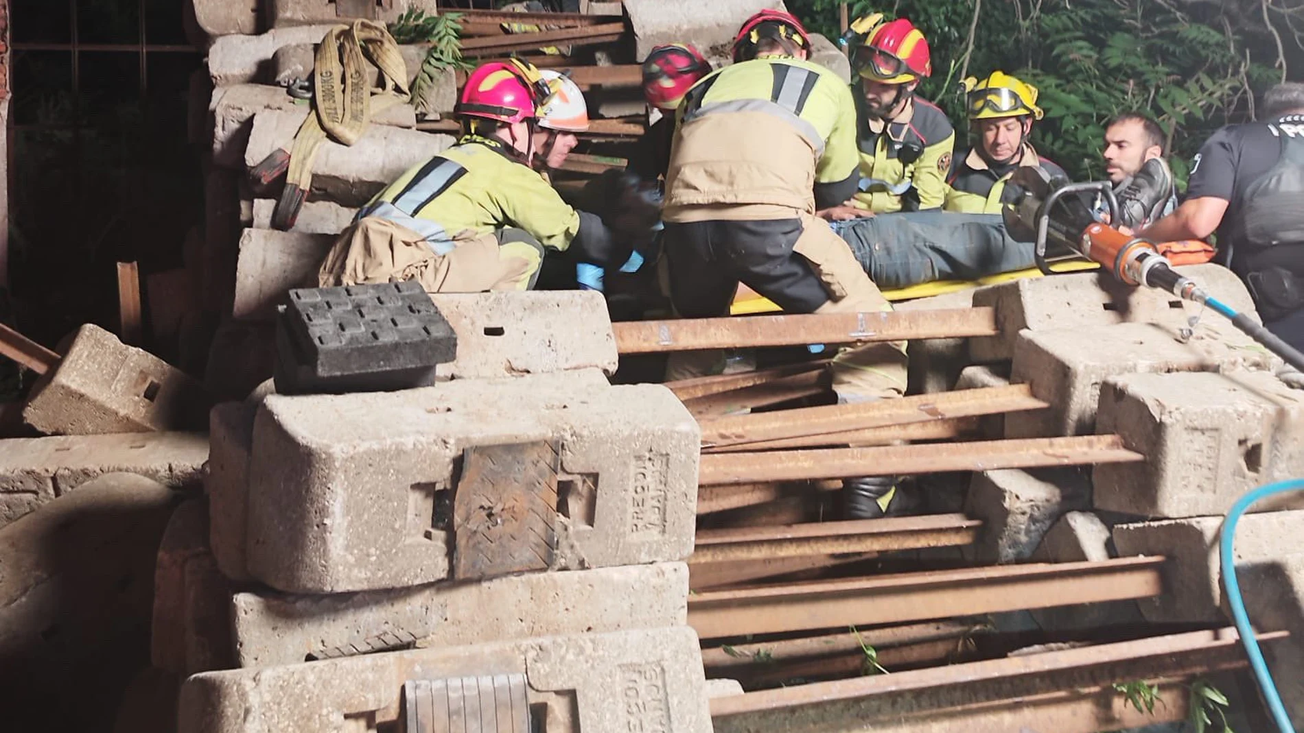 Labores de rescate de los bomberos de Valladolid