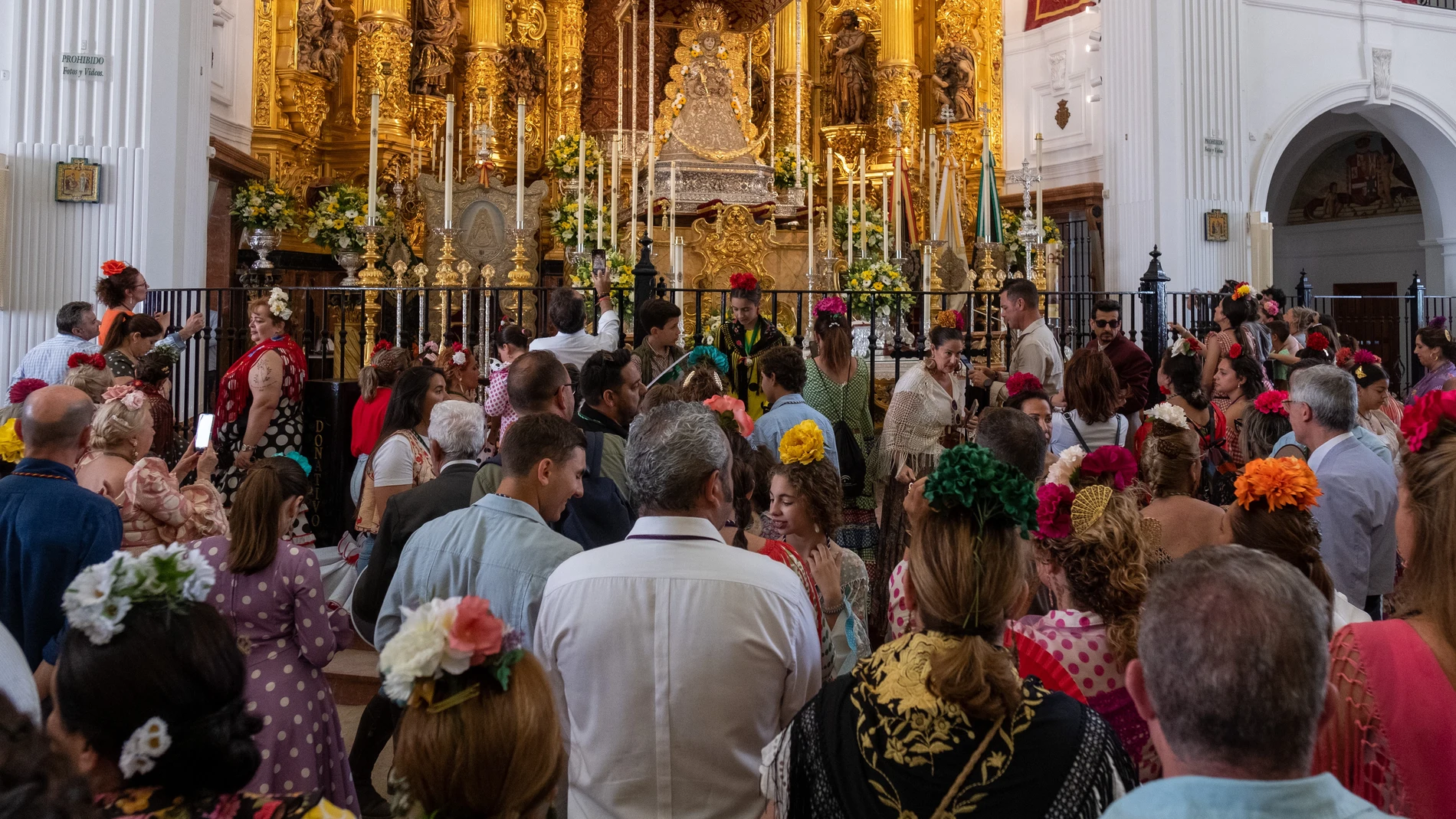 Cientos de personan visitan a la Virgen del Rocío en su ermita en la aldea almonteña de El Rocío (Huelva), este viernes