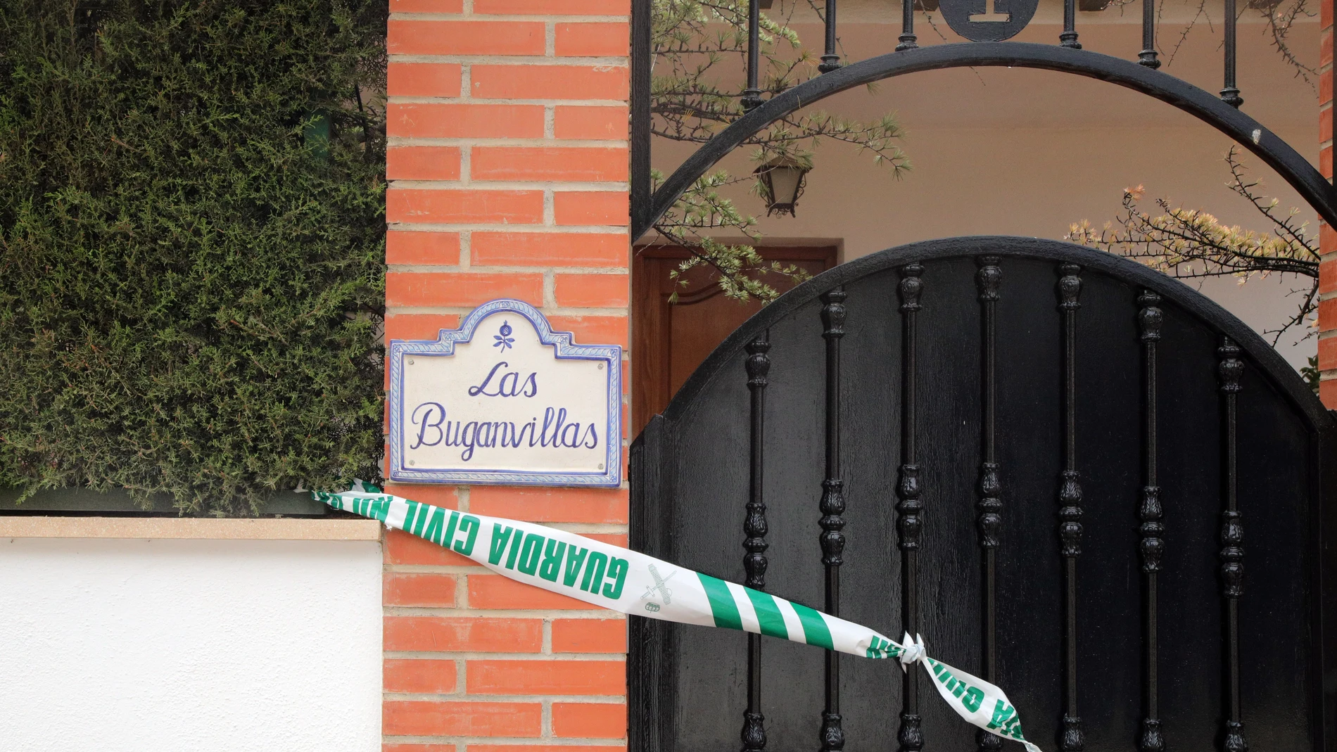 LAS GABIAS (GRANADA), 27/05/2023.- La Guardia Civil ha abierto una investigación a raíz del hallazgo este sábado de los cuerpos sin vida de una mujer de 38 años, embarazada, y de su hijo de 3 años en un chalé del término municipal de Las Gabias (Granada), según han informado a EFE fuentes del Centro Coordinador de Emergencias 112 Andalucía y del propio Instituto armado. EFE/Pepe Torres 