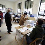 Ciudadanos votando en las últimas elecciones regionales en Valladolid