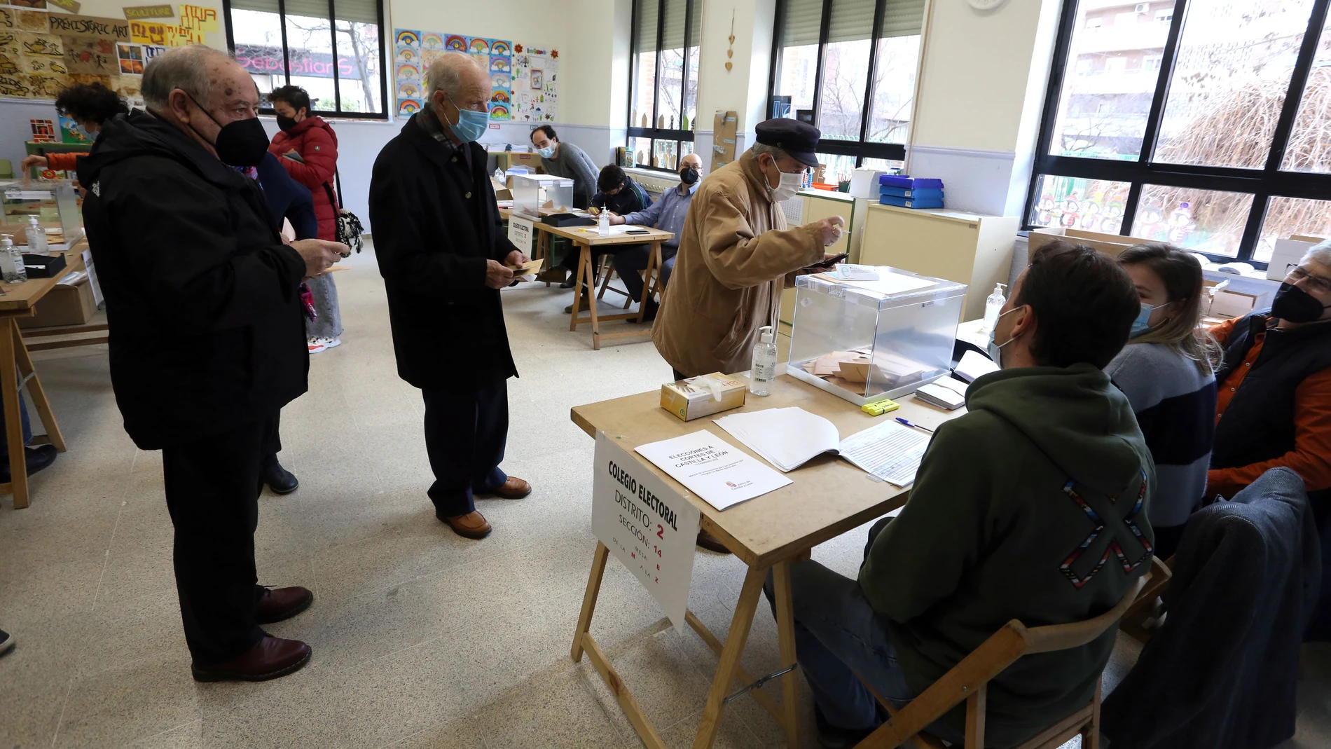 Ciudadanos votando en las últimas elecciones regionales en Valladolid