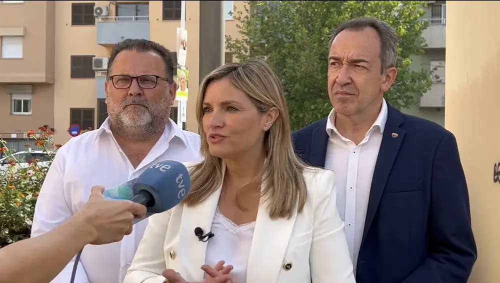 La portavoz de Cs y candidata la presidencia de Baleares, Patricia Guasp convocó a los medios antes de ir con sus hijos a hacer la compra