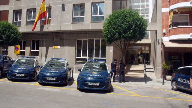 La Policía Nacional detiene a un hombre por simular un robo en el interior de su vehículo e irse sin pagar del hotel donde se hospedaba