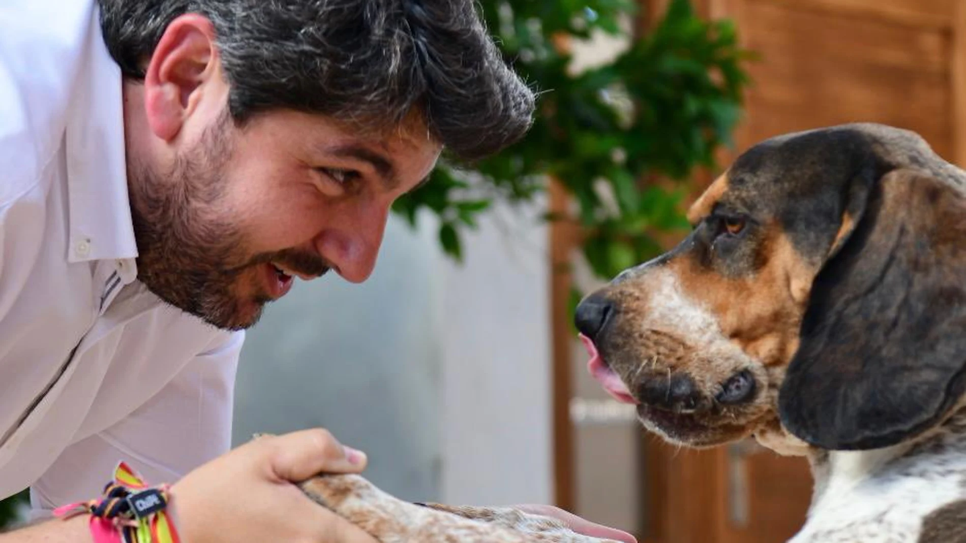 El aspirante del PP a la Región, Fernando López Miras, con su perro Pepe