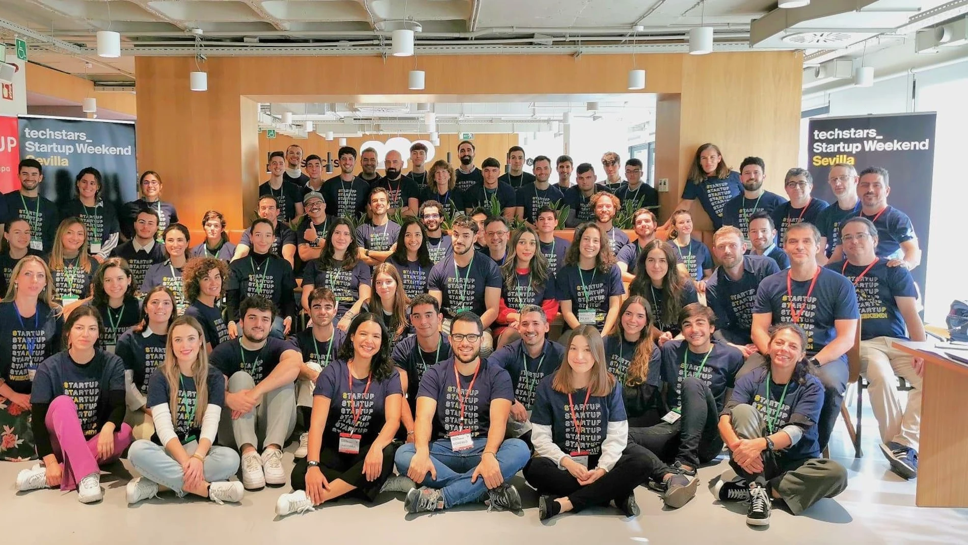  Foto de familia de participantes del Techstars Startup Weekend Sevilla de noviembre de 2022