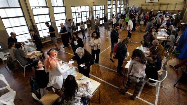 Vista general del Instituto La Sedeta de Barcelona, uno de los colegios electorales del centro de la capital catalana