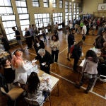 Vista general del Instituto La Sedeta de Barcelona, uno de los colegios electorales del centro de la capital catalana