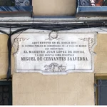 Lápida conmemorativa de los estudios de Miguel de Cervantes en la calle de la Villa. Uno de sus maestros fue López de Hoyos