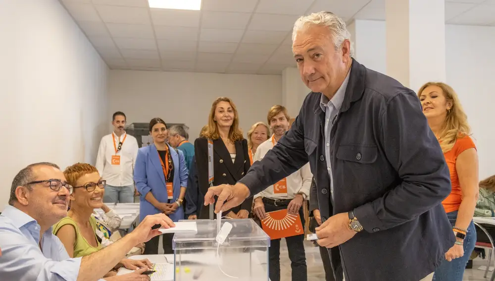 El candidato de CS a la Alcaldía de Sevilla, Miguel Ángel Aumesquet, ejerciendo su derecho al voto.