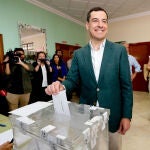 El presidente de la Junta de Andalucía, Juanma Moreno, ejerciendo el derecho al voto