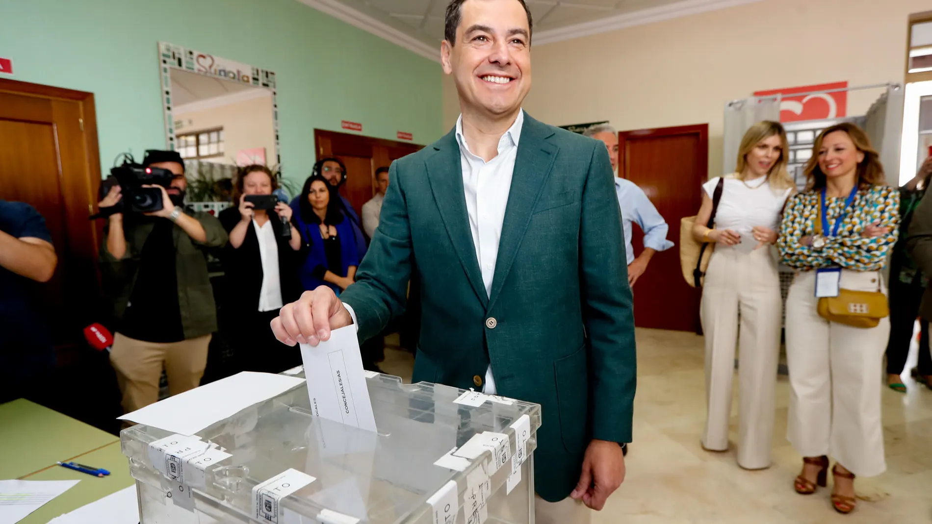El presidente de la Junta de Andalucía, Juanma Moreno, ejerciendo el derecho al voto