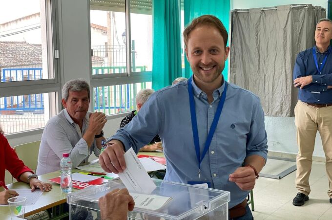 Erik Domínguez votando