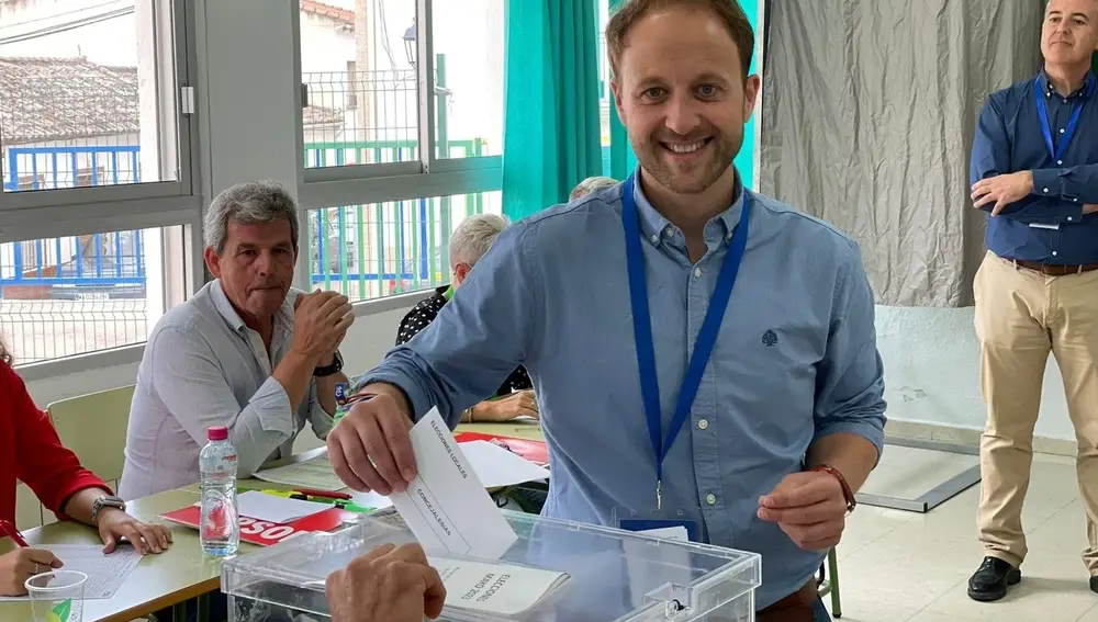 Erik Domínguez votando