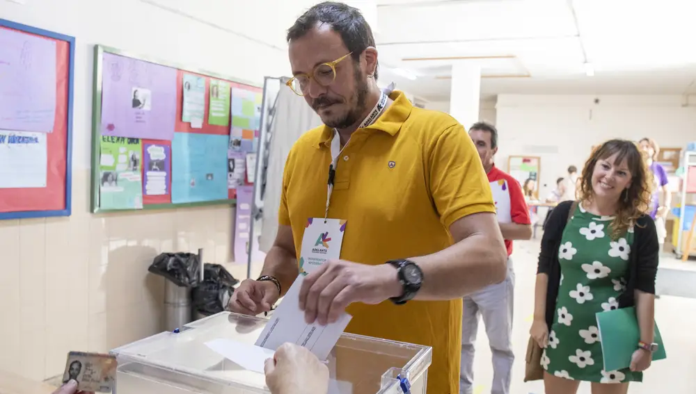 El alcalde de Cádiz depositando su voto