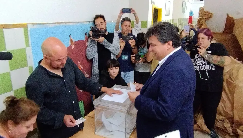 El alcalde de Huelva (PSOE), Gabriel Cruz, depositando su voto