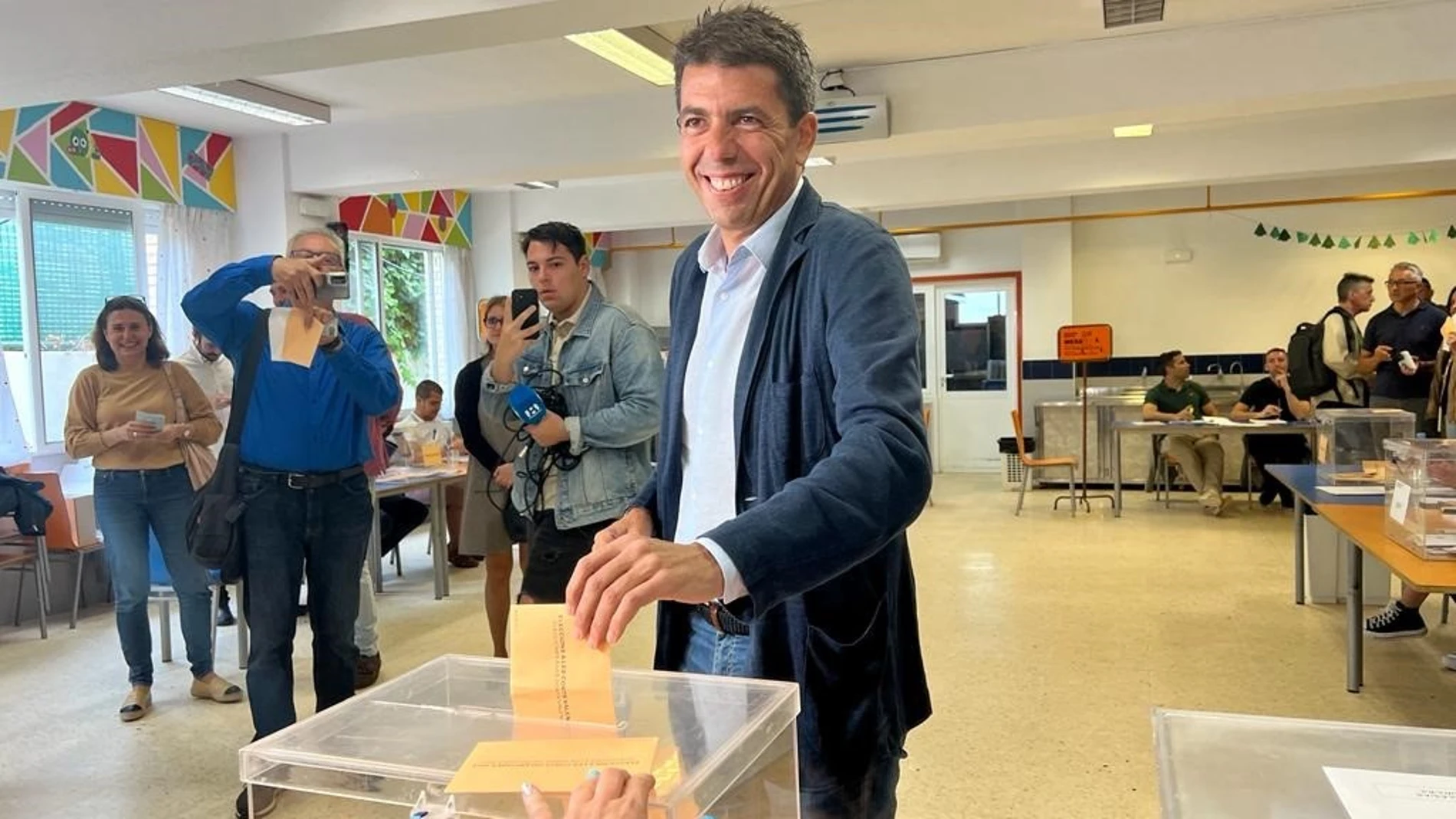 El presidente del PPCV y candidato a la Presidencia de la Generalitat Valenciana, Carlos Mazón, vota en Alicante. PPCV 28/05/2023