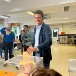 El presidente del PPCV y candidato a la Presidencia de la Generalitat Valenciana, Carlos Mazón, vota en Alicante.