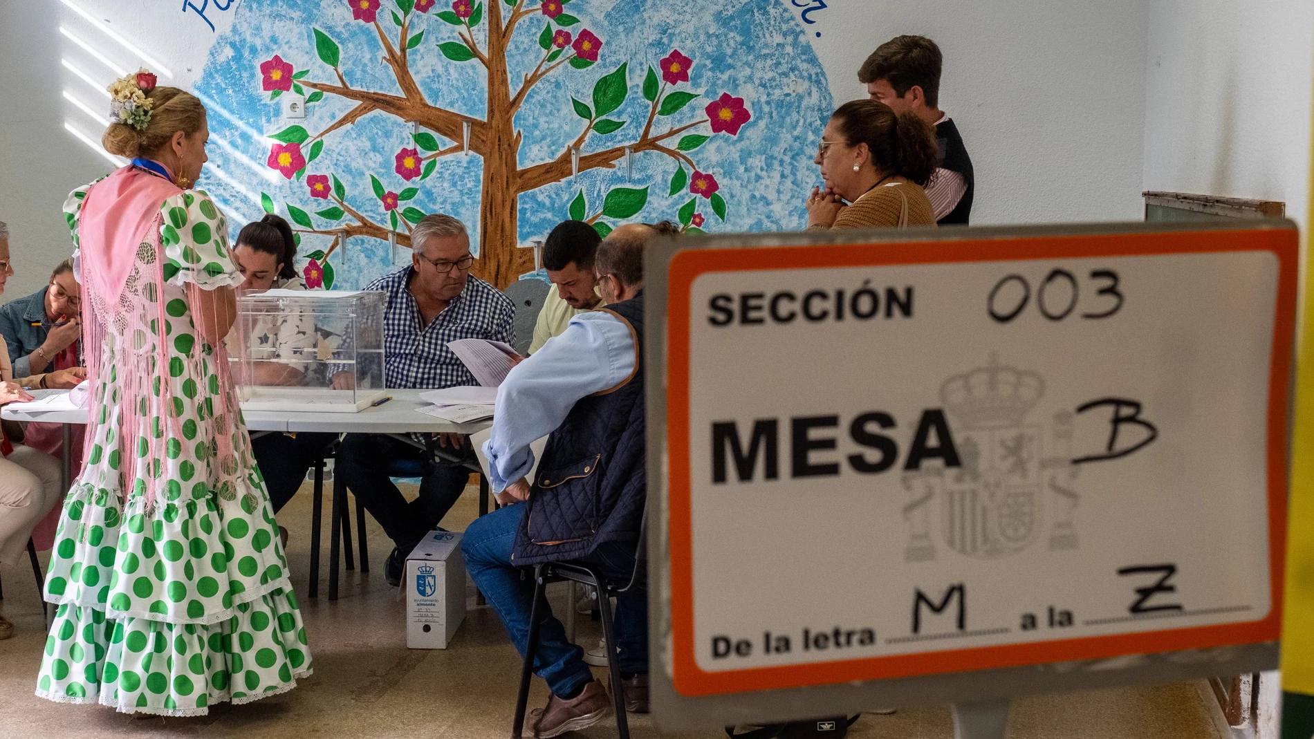 EL ROCÍO (HUELVA), 28/05/2023.- Una mujer ejerce su derecho al voto para las elecciones municipales este domingo 28 de mayo en el colegio electoral de la aldea almonteña de El Rocío (Huelva). EFE/Julián Pérez