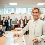 Mónica García vota para las elecciones municipales y autonómicas de 2023