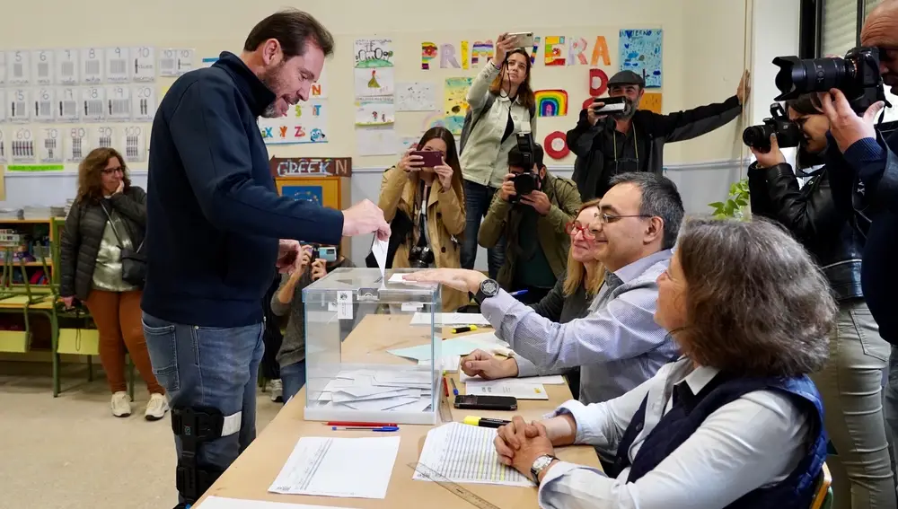 Óscar Puente olvidó su DNI al ir a votar
